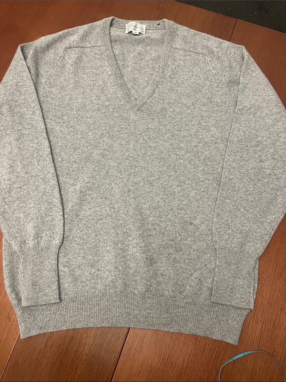 Balmore Scotland  V-Neck  - Light Gray 💯 Cashmere Sweater